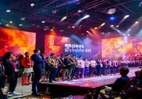 七天探花2026年产品发布会现场，团队成员在舞台上介绍全新功能，现场氛围热烈