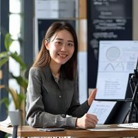 林思雨，七天探花首席产品官，面带微笑坐在工作台前，桌面摆放着用户体验研究资料与原型设计稿